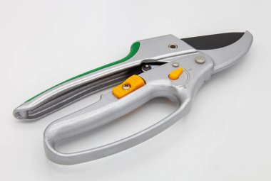 Profesyonel Bahçe budayıcı veya makas veya secateurs beyaz arka plan üzerinde