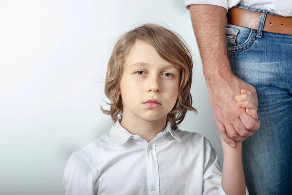 Niño sosteniendo padre de la mano — Foto de Stock