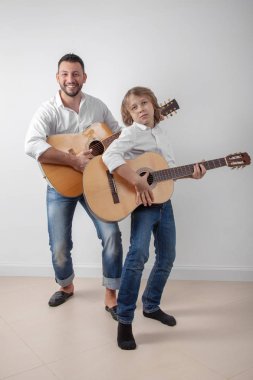 Baba ve oğul gitar çalmaya