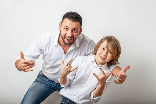 Padre e figlio fanno un gesto da capra — Foto Stock