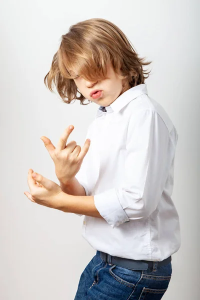 Adolescente fare gesto di capra — Foto Stock