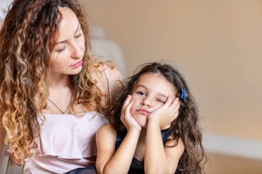 Anne ve kızının portresi.