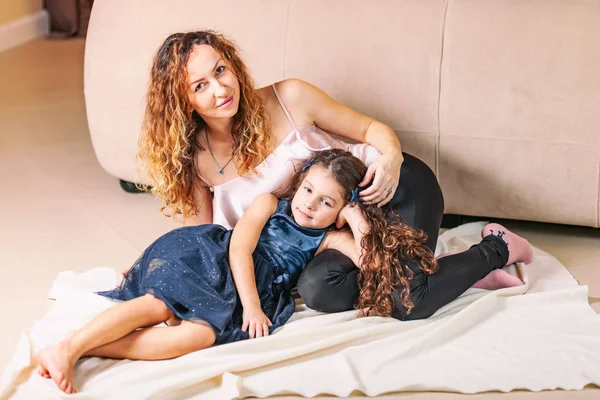 Мама і дочка лежать на підлозі — стокове фото