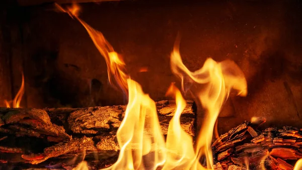 Demir çubuklar şöminede yanan — Stok fotoğraf