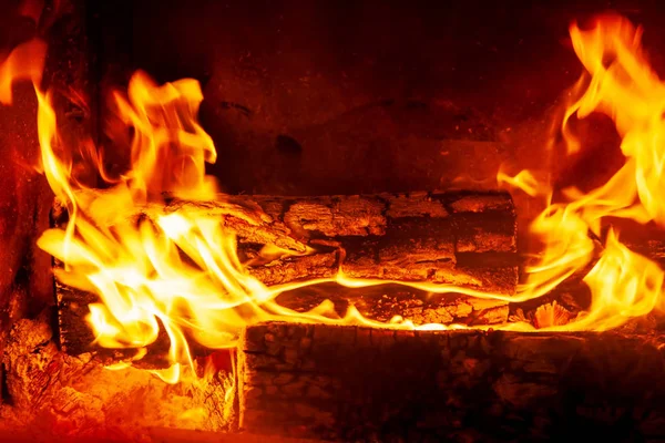 Knüppel im Kamin verbrennen Stockbild