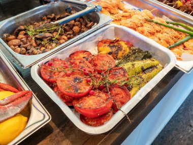 Izgara sebzeler, mantarlar ve karidesler