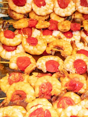 Domatesli ızgara karidesler, karides şişler