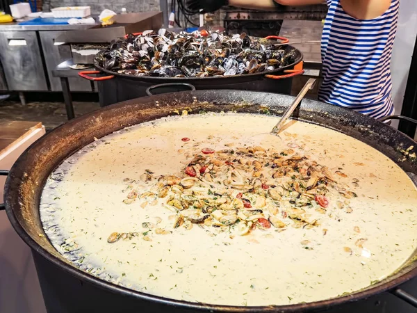 Готуємо супові мідії з морепродуктів — стокове фото