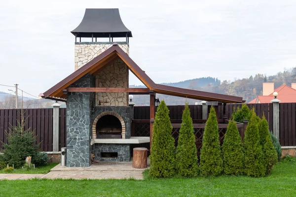 Steingarten-Ofen für Grill oder Grill steht in einem Hinterhof Stockbild