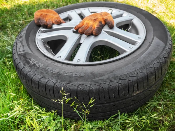 Roda automotiva removida para substituição encontra-se no chão — Fotografia de Stock