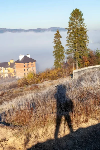 Mattina nebbiosa in montagna — Foto Stock