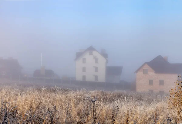 Budynki domy w mgle — Zdjęcie stockowe