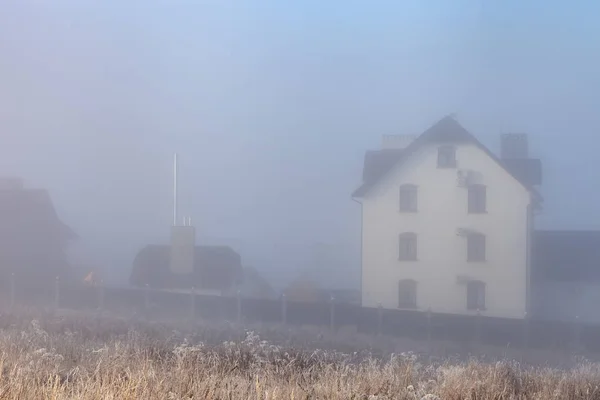 Budynki domy w mgle — Zdjęcie stockowe