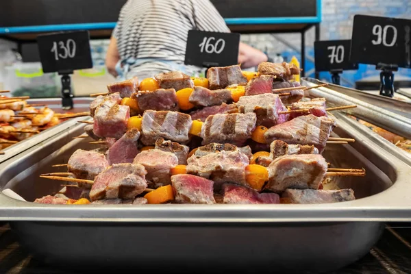 Rodajas de atún a la parrilla con limón —  Fotos de Stock