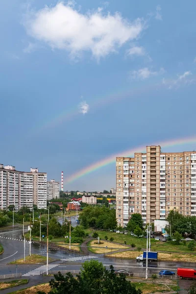 在城市中的双彩虹 — 图库照片