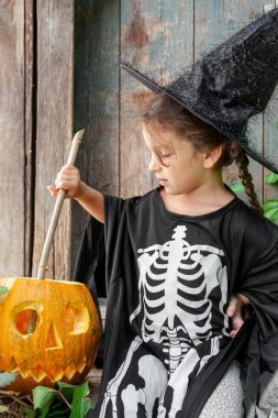 Cadılar Bayramı Balkabağı ile küçük cadı