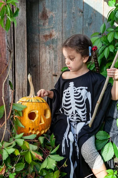 Bruxinha com abóbora de Halloween — Fotografia de Stock