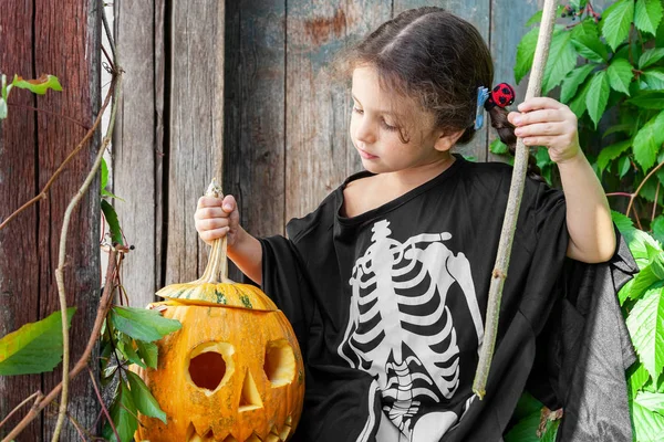 Bruxinha com abóbora de Halloween — Fotografia de Stock