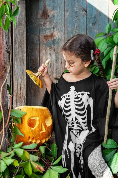 Bruxinha com abóbora de Halloween — Fotografia de Stock