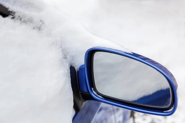Lusterko wsteczne, lusterko jazdy pokryte śniegiem — Zdjęcie stockowe