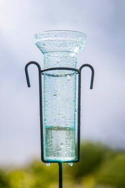 Yağmurdan sonra bahçede bulutlu bir gökyüzüne karşı Meteoroloji