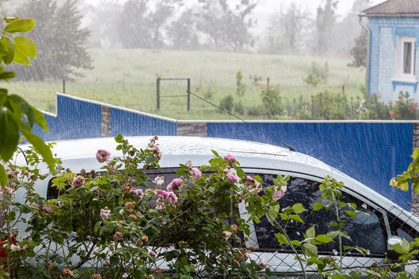 Carro Durante Chuva Forte Contra Fundo Uma Paisagem Aldeia — Fotografia de Stock