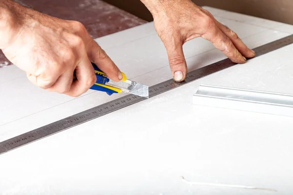 Homem Está Cortando Placa Gesso Com Faca Utilidade Reparação Manutenção — Fotografia de Stock