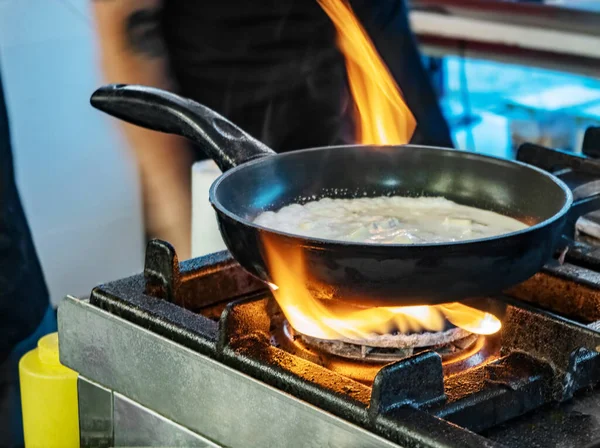 Chef Cozinhando Macarrão Verduras Uma Panela Fogo Macarrão Com Nata — Fotografia de Stock