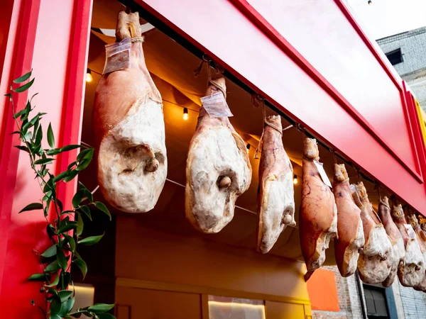 Muitos Presunto Curado Pernas Porco Pendurado Venda Aperitivo Gourmet Realmente — Fotografia de Stock