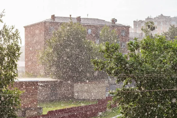 Zware Regenval Stad Regendruppels Vliegen Lucht Hoogspanningsleidingen Gebouwen Bomen Achtergrond — Stockfoto