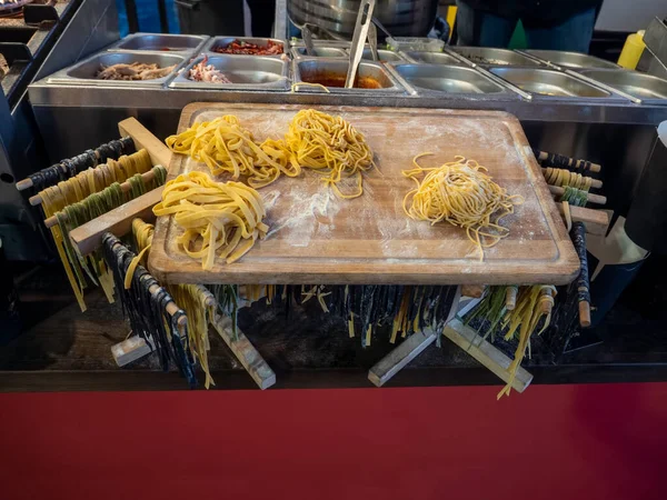 Rauwe Noedels Een Houten Plank Veelkleurige Pasta Wordt Gedroogd Een — Stockfoto