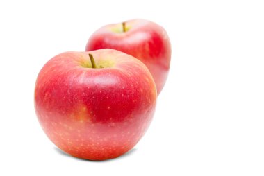 Beyaz arkaplanda kırmızı elma meyvesi izole