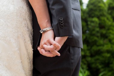Gelin ve damat açık hava düğün töreninde ellerini tutun