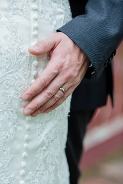 Mão Groom Toca Noiva Suavemente Dia Casamento Usando Aliança Casamento — Fotografia de Stock