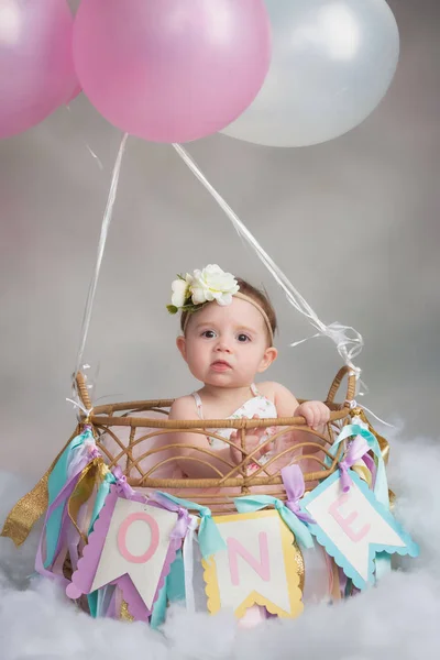 Één Jarige Kaukasische Meisje Schattig Hete Lucht Ballon Mand Voor — Stockfoto