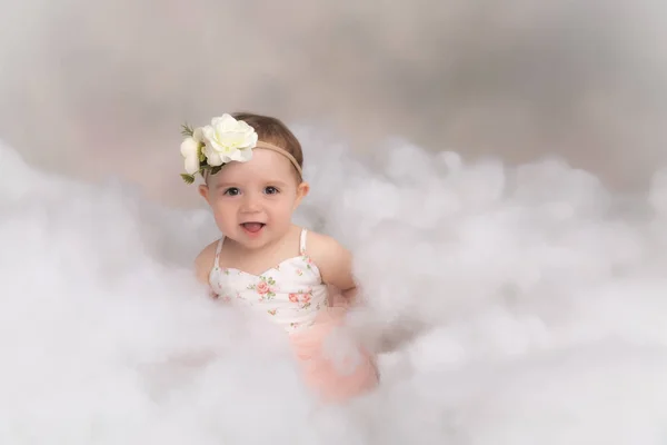 Einjähriges Kaukasisches Mädchen Flauschiger Weißer Wolke Mit Floralem Kleid Und — Stockfoto