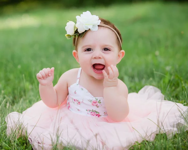 Carino Anno Caucasico Ragazza Fuori Erba Indossa Abito Estivo Rosa — Foto Stock