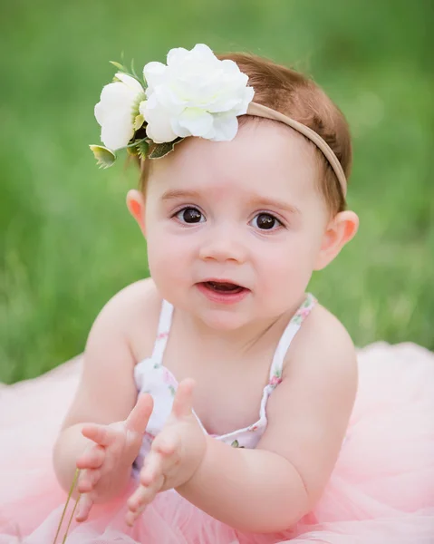 Mignon Fille Caucasienne Dehors Dans Herbe Portant Une Robe Été — Photo