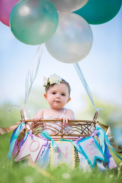 Jednego Roku Życia Dziewczynka Kaukaski Ładny Gorącym Powietrzem Balon Kosz — Zdjęcie stockowe