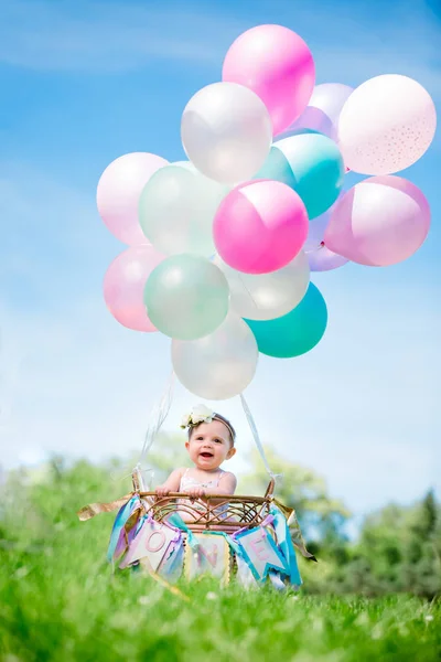 Ein Jahr Altes Kaukasisches Mädchen Niedlichen Heißluftballonkorb Zum Ersten Geburtstag — Stockfoto