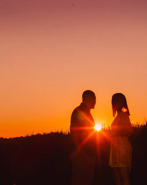 Young Happy Engaged Couple Silhouette Sunset Two People Love Kissing — Stock Photo, Image
