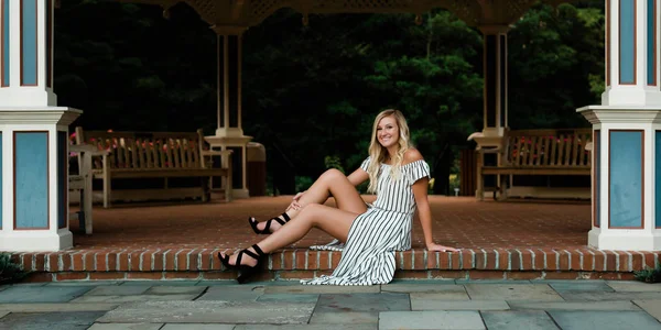 Attraktiv Blond Hår Kaukasiska High School Senior Poserar För Senior — Stockfoto