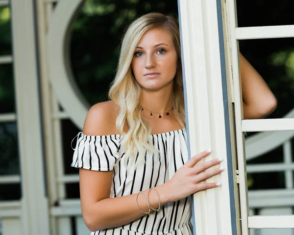 Attraktiv Blond Hår Kaukasiska High School Senior Poserar För Senior — Stockfoto