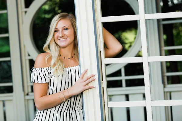 Attraktiv Blond Hår Kaukasiska High School Senior Poserar För Senior — Stockfoto