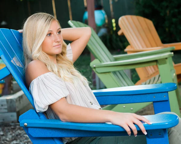 Una Atractiva Rubia Pelo Caucásico Escuela Secundaria Posando Para Fotos —  Fotos de Stock