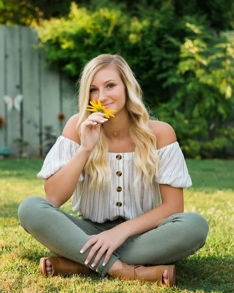 Une Belle Blonde Cheveux Caucasiens Lycée Senior Posant Pour Des — Photo