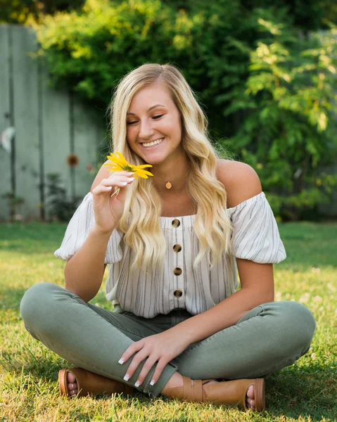 Une Belle Blonde Cheveux Caucasiens Lycée Senior Posant Pour Des — Photo