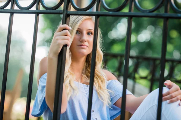 Attraktiv Blond Hår Kaukasiska High School Senior Poserar För Senior — Stockfoto