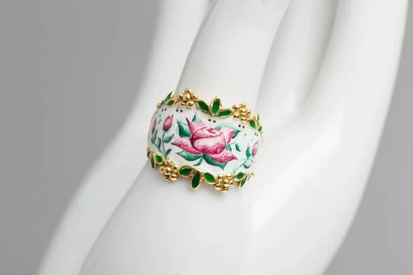 Krásné vintage kroužek šperky na close up — Stock fotografie