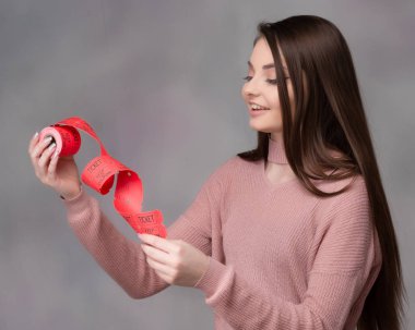 Piyango bileti ile kız 